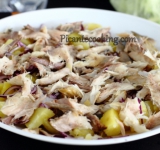 Скумбрию чистим от кожуры, разделяем руками на кусочки, тщательно удаляем кости. Раскладываем кусочки рыбы на лук.