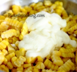 Зерна срезаем с початков кукурузы и помещаем в глубокую посуду, добавляем соль, майонез, сок лайма, все хорошо перемешиваем.	