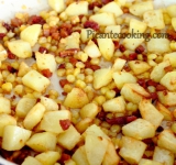 Добавляем в сковороду картофель и продолжаем обжаривать на среднем огне до готовности корнеплодов, это займет 10-12 минут. Срезаем зерна с кукурузы и добавляем в сковороду, солим по вкусу и обжариваем еще пару минут. Снимаем сковороду с огня и добавляем зеленый лук.	