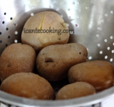 Картофель отвариваем в мундире, воду сливаем, а клубни чистим.