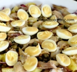 Готовой заправкой равномерно поливаем салат. Блюдо готово, можно подавать к столу! Если подержать салат пару часов в холодильнике, то вкус станет еще более восхитительным. Приятного аппетита!
Cсылка на оригинальный рецепт: www.picantecooking.com/recipe/salat-iz-kopchenoi-skumbrii-i-perepelinykh-yaits