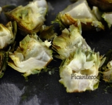 Воду сливаем, споласкиваем холодной, проточной водой и разрезаем каждую головку на 4 части. С помощью чайной ложки удаляем волосатую серединку.