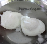 Разогреваем воду в широком сотейнике, добавляем соль и уксус. Первое яйцо вбиваем в небольшую миску, перекладываем на мелкое сито, даем жидкой части белка стечь, все остальное аккуратно помещаем в воду. То же самое проделываем со вторым яйцом. Варим полторы минуты, пока белок полностью не схватится, желток при этом должен остаться жидким. Вынимаем яйца из холодной воды и на пару секунд опускаем в ледяную воду, чтобы сразу прекратить процесс приготовления.	