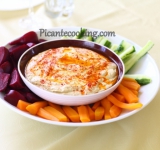 Переложите хумус в тарелочки, обрызните оливковым маслом и посыпьте паприкой или остреньким перцем. Приятного аппетита!
Ссылка на источник рецепта: www.picantecooking.com/recipe/khumus-hummus