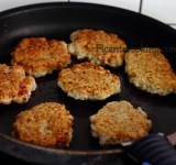 Разогреваем растительное масло на сковороду, столовой ложкой выкладываем на сковороду гречневое тесто, формируя оладьи. Обжариваем их с двух сторон до золотистого цвета. Выкладываем оладьи на тарелку, застеленную бумажным полотенцем, чтобы убрать излишки жира.	