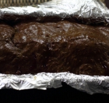 Выпекаем массу на водяной бане около 2-х часов, пока температура внутри паштета не достигнет 68-70 градусов. При прокалывании паштета должен вытекать прозрачный сок.	