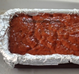 Форму для паштета застилаем фольгой и перекладываем массу в форму. Ставим форму с паштетом в глубокую жаропрочную посуду, заливаем водой и ставим все это в разогретую духовку.	