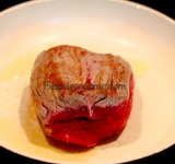 Для начала в сковородке разогрейте 2 столовые ложки масла и быстро поджарьте мясо со всех сторон.