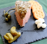 Вынимаем паштет из духовке и оставляем остывать в форме. После остывания паштет вынимаем из формы и ставим в холодильник минимум на 12 часов. Восхитительны, нежный, сочный домашний паштет готов – приятного аппетита! 
 
Cсылка на оригинальный рецепт:  www.picantecooking.com/recipe/delikatnyi-pashtet-iz-telyachei-pecheni 	