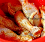 Перемешиваем все ингредиенты для глазури. Куриные ножки помещаем в глубокую посуду, добавляем масло, соль и перец, хорошо перемешиваем, чтобы мясо равномерно пропиталась. Для детей несколько ножек просто солим и смазываем оливковым маслом.