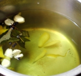 Язык промываем под холодной проточной водой. Готовим рассол, для этого помещаем язык в небольшую кастрюлю и отмеряем необходимое количество воды. Необходимо столько воды, чтобы язык был полностью погружен. Мне хватило двух литров. В рецепте указано количество ингредиентов на 1 литр, в моем случае я взяла двойное количество. Язык из воды вынимаем и откладываем на время в сторону. Все ингредиенты для рассола добавляем в воду и доводим до кипения. Полностью остужаем приготовленный рассол.