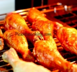 Почти готовое мясо смазываем со всех сторон глазурью с помощью кулинарной кисточки. Ставим решетку вновь в духовку на 5 минут. Повторяем процедуру и ставим мясо в духовку до красивой румяности.