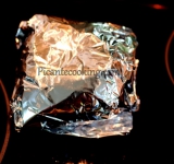 Уберите сковородку с огня, мясо плотно оберните фольгой и уберите в морозилку минут на 40-50.