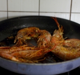 В большой сковороде на сильном огне разогреваем оливковое масло. Добавляем лангусты, накрываем крышкой и жарим минуту. Затем переворачиваем морепродукты на другую сторону и обжариваем под закрытой крышкой еще минуту. Крышку снимаем, добавляем измельченную цедру и сок одного лимона, чеснок и соль по вкусу. Все хорошо перемешиваем и томим на огне полминуты. Снимаем сковороду с огня и отставляем в сторону на пару минут «дойти».