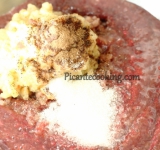 Через 24 часа молоко с печени сливаем, печень обсуживаем бумажным полотенцем и вместе со свиным, куриным мясом и луком измельчаем в мясорубке. Добавляем в фарш специи, перемешиваем и повторно пропускаем всю массу через мясорубку.	