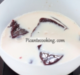 Печень моем, обсушиваем бумажными полотенцами, удаляем пленки и крупно нарезаем. Печень перекладываем в небольшую миску и заливаем молоком. Накрываем посуду пищевой пленкой и ставим в холодильник на 24 часа, периодически переворачивая кусочки.	