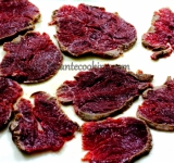 Достаньте мясо, разверните фольгу и нарежьте мясо на очень тоненько, так тонко, как сможете. Затем каждый кусочек приплюсните плоской стороной ножа. На большую сервировочную тарелку выложите руколу. Сверху аккуратно разложите мясо в один слой. Посолить и поперчить по вкусу.
Смешайте бальзамический уксус, лимонный сок, 4 ст.л. оливкового масла и соевый соус. Равномерно полейте полученным соусом мясо. Посыпать пармезаном и каперсами. Подавать сразу же!
Ссылка на источник рецепта: www.picantecooking.com/recipe/karpachcho-inache