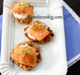 Оладьи выкладываем на тарелку, сверху раскладываем измельченный лук, ложку соуса и кусочек семги. Подавать закуску можно как в теплом, так и в холодном виде. Приятного аппетита! 
 
Cсылка на оригинальный рецепт:  www.picantecooking.com/recipe/oladi-iz-grechki-s-malosolnoi-semgoi 	