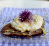 Язык нарезаем пластиками и подаем к столу вместе с соусом с хреном. Нежный, сочный язык с ярким, насыщенным мясным вкусом готов! Приятного вам аппетита!
Cсылка на оригинальный рецепт: www.picantecooking.com/recipe/idealnyi-otvarnoi-govyazhii-yazyk