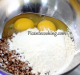 Вареную гречку засыпаем в глубокую миску, добавляем муку, яйцо и соль.	