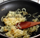 В небольшой сковороде на среднем огне на сливочном масле обжариваем лук до мягкости, снимаем с огня и остужаем.	