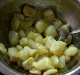 Размороженные гребешки перекладываем в глубокую миску, добавляем пропущенный через пресс чеснок, 2 ст. ложки оливкового масла, цедру лимона и вустерский соус. Хорошо перемешиваем и оставляем промариноваться на 20 минут.