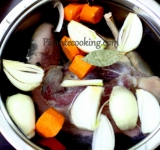 На следующий день язык вынимаем из рассола, хорошо промываем под проточной водой и выкладываем в чистую кастрюлю. Заливаем ее доверху водой, добавляем ингредиенты для отваривания. Не солим! Ставим кастрюлю на средний огонь, доводим до кипения и сразу же уменьшаем огонь до минимума. Варим язык до готовности это займет 2-3 часа, в зависимости от размера. Готовый язык легко прокалывается.