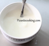 Готовим соус, для этого перемешиваем сметану, готовый заправленный хрен и соль по вкусу.	