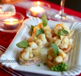 Украшаем каждый кростини листочками базилика. Восхитительное блюдо для праздничного стола готово! Приятной вам трапезы!
Cсылка на оригинальный рецепт: www.picantecooking.com/recipe/nabor-zakusok-pod-shampanskoe