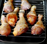 Выкладываем ножки в один слой на решетку, размещенную на противне. В противень вливаем немного воды, чтобы не пригорал капающий жир и все ставим в предварительно разогретую духовку. Выпекаем мясо почти до готовности (это займет примерно полчаса).