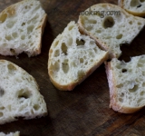 Кусочки чиабатты подсушиваем в тостере или поджариваем на сухой сковороде. В большой сковороде разогреваем оливковое масло и добавляем гребешки. Томим морепродукты при постоянном помешивании, пока гребешки не станут полностью белыми. Снимаем сковороду с огня, сбрызгиваем содержимое лимонным соком, посыпаем солью и выкладываем на подсушенный хлеб.