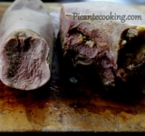 Язык вынимаем, отвар можно использовать для супа. Споласкиваем язык под холодной проточной водой, чтобы немного остудить. Пока субпродукт еще теплый снимаем жесткую кожу с поверхности, начиная с толстого основания. Если язык сварен хорошо и еще горячий, то она легко снимется по принципу чулка.