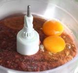 Добавляем яйцо и взбиваем всю массу в блендере для большей нежности паштета.	