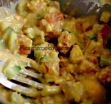 В глубокой миске перемешиваем желтки со всеми ингредиентами для фарша. Добавляем к массе 2/3 измельченной семги и нарезанных огурцов. Еще раз перемешиваем.	