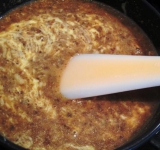 Сыр трем на крупную терку и перемешиваем в миске с крахмалом. В посуду для фондю вливаем вино, добавляем грибы с жидкостью и зубчик чеснока. Доводим массу до кипения и варим на малом огне еще пару минут. Затем чеснок вынимаем и добавляем сыр, сначала 2/3 от всей массы, перемешиваем, даем прогреться и добавляем оставшийся сыр. Активно мешаем массу пока она не приобретет однородность, это займет примерно 10 минут. Мешать необходимо все время, чтобы масса не расслаивалась. Можно приготовить до этого момента, накрыть пищевой пленкой, остудить до комнатной температуры и отправить в холодильник до прихода гостей. Разогреть массу необходимо накануне, добавив 50 мл воды. Разогревать необходимо так же на малом огне при постоянном помешивании.	