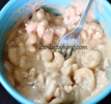 Ставим креветки в заправке в холодильник мариноваться на полчаса.