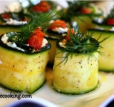 Смажьте каждую полоску цуккини тонким слоем сливочного сыра, оставляя свободным 1 см верхнего и нижнего края и приблизительно 0,5 см по бокам. Выложите кусочек семги сверху и начинайте аккуратно заворачивать рулетики. Складывая каждый горизонтально, швом вниз, чтобы цуккини зафиксировали форму. Так проделайте с каждой полоской.
Перед подачей поставьте рулетики вертикально и украсьте их веточками укропа. Приятного аппетита!
Ссылка на источник рецепта: www.picantecooking.com/recipe/ruletiki-iz-tsukkini-s-kopchennoi-semgoi