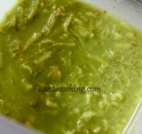 Возьмите миску и смешайте в ней соль и сахар. Добавьте васаби. В миску на мелкой терке натрите корень имбиря и тщательно все перемешайте.