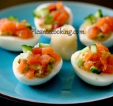 Получившейся массой начиняем яйца, поверх украшаем семгой и огурцами. Раскладываем яйца на сервировочной тарелке и подаем с маринованным имбирем и соевым соусом. Приятного Вам вкушения! 
 
Cсылка на оригинальный рецепт:  www.picantecooking.com/recipe/farshirovannye-yaitsa-s-vasabi-i-semgoi 	