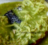 В полученную массу аккуратно положите рыбу так, чтобы кожа была вверху. Накройте миску крышкой и уберите в холодильник на сутки. Когда пройдет время- обмойте семгу проточной холодной водой, обсушите ее бумажным полотенцем и подавайте к столу.