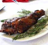 Вынимаем ножку из духовки, перекладываем на чистую тарелку и даем мясу отдохнуть 15-20 минут. Через 20 минут украшаем блюдо по своему усмотрению и подаем к столу. Нежная, сочная ароматная баранина с легким гранатовым послевкусием готова. Приятного аппетита!
Cсылка на оригинальный рецепт: www.picantecooking.com/recipe/baranya-nozhka-v-granatovom-marinade