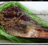 Ножку помещаем в пакет, заливаем маринадом и хорошо обтираем. Мясо заворачиваем и помещаем на глубокое блюдо и ставим мариноваться в холодильник на 12 часов. Ножку достаем из маринада, споласкиваем под холодной проточной водой, чтобы смыть остатки чеснока, который при запекании будет пригорать. Обсушиваем мясо бумажным полотенцем и укладываем в жароупорное блюдо.