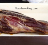 Смазываем ножку глазурью и ставим запекаться в предварительно разогретую духовку. Через 30 минут повторно смазываем ножку глазурью. Через 10 минут после начала запекания уменьшаем температуру в духовке до 160 градусов и выпекаем до готовности 70-90 минут. При прокалывании в самом толстом месте должен вытекает прозрачный сок.