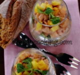 На дно стаканов для подачи выкладываем листья салата, сверху распределяем креветки и украшаем оставшимися кусочками ананаса и листиками салата. Закуска готова, можно подавать к столу со свежим, хрустящим белым хлебом. Приятного аппетита!
Cсылка на оригинальный рецепт: www.picantecooking.com/recipe/kokteil-iz-krevetok-c-ananasom