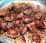 Мясо нарезаем на небольшие кубики, солим и перчим по вкусу и обжариваем до готовности на жире или растительном масле. Колбасу режем на кусочки, которые будет удобно накалывать и обжариваем на сухой сковороде.	