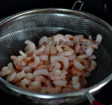 Креветки отвариваем в подсоленной воде.