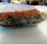 Теперь аккуратно сложите два куска рыбы кожей вверх, плотно обмотайте пищевой пленкой и уберите в холодильник на чутки.	