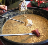 Каждый гость накалывает на палочки понравившуюся закуску, макает в теплую сырную массу с приятным ароматом грибов и вкушает. Приятного вам аппетита! 
 
Cсылка на оригинальный рецепт:  www.picantecooking.com/recipe/syrnoe-fondyu-s-gribami-utekha-dlya-veseloi-kompanii 	