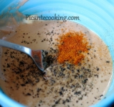 Перемешиваем все ингредиенты для заправки до однородности, добавляем в нее креветки, вновь перемешиваем.