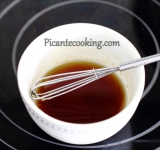 Перемешиваем все ингредиенты для глазури.